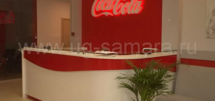 Рецепция в фирменном стиле из ЛДСП для CocaCola (Кока-Кола)!
