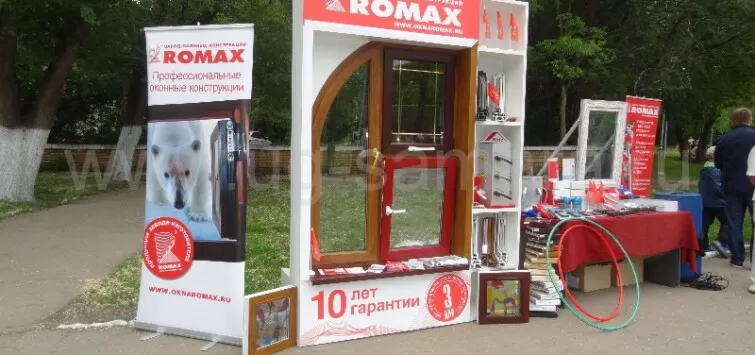 Фирменная промо стойка для оконной компании «ROMAX»